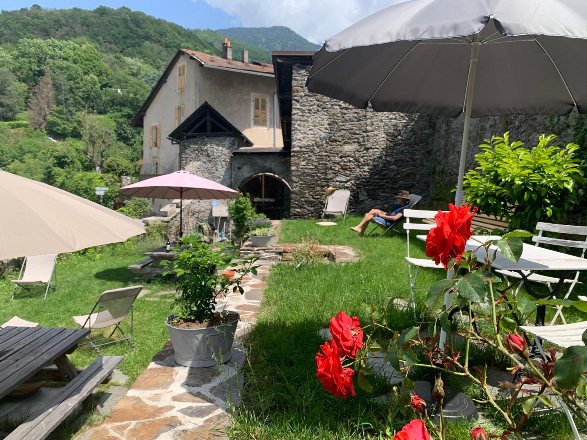Au Cheval Blanc - appartements et chambres d'hôtes Albertville Exterior foto